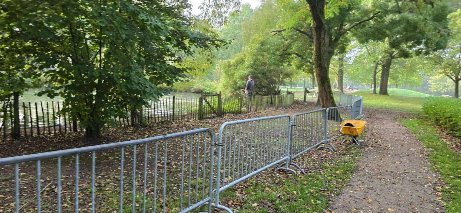 Onderzoekers in de vijver van het park De Groene Scheg Putten