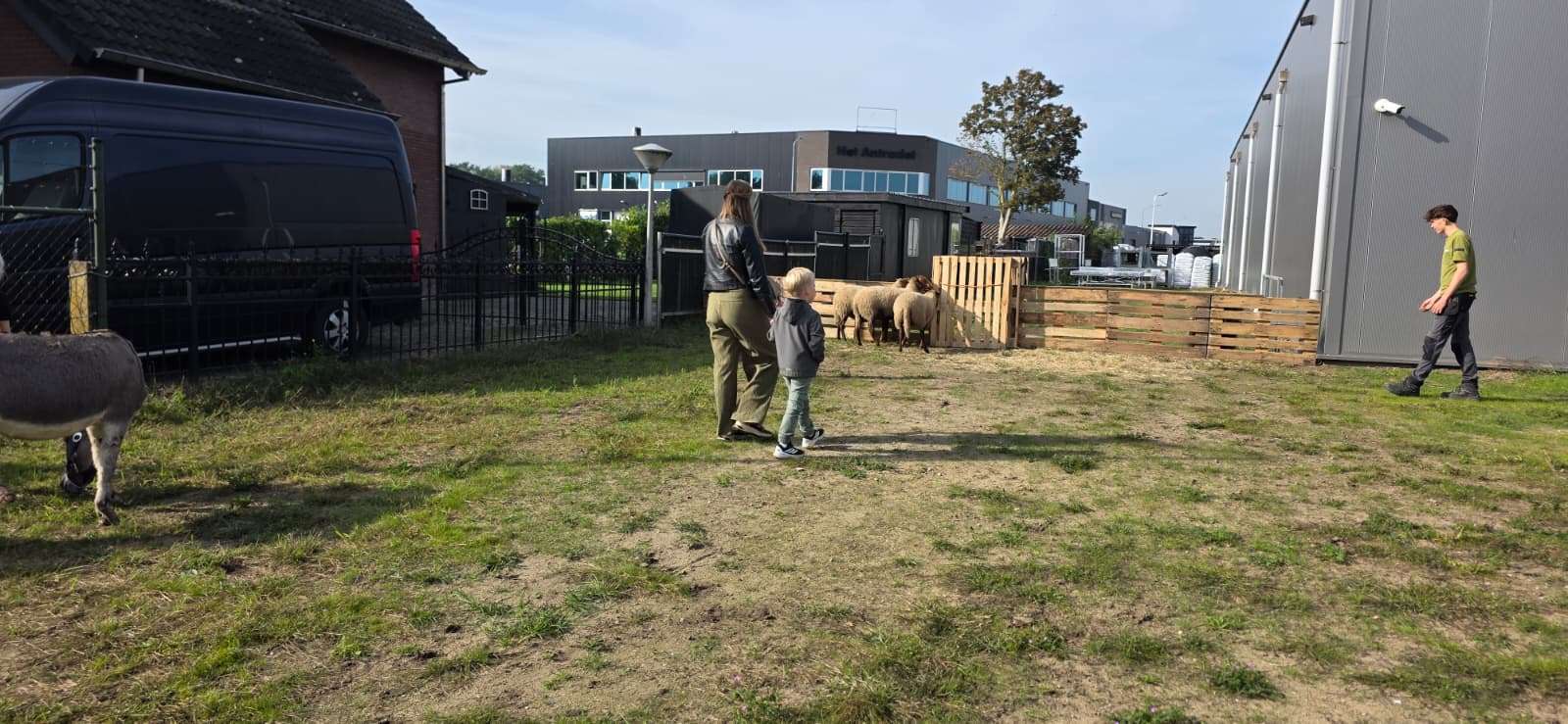 Cowboys te paard trekken bekijks tijdens Dierendag bij Welkoop Putten