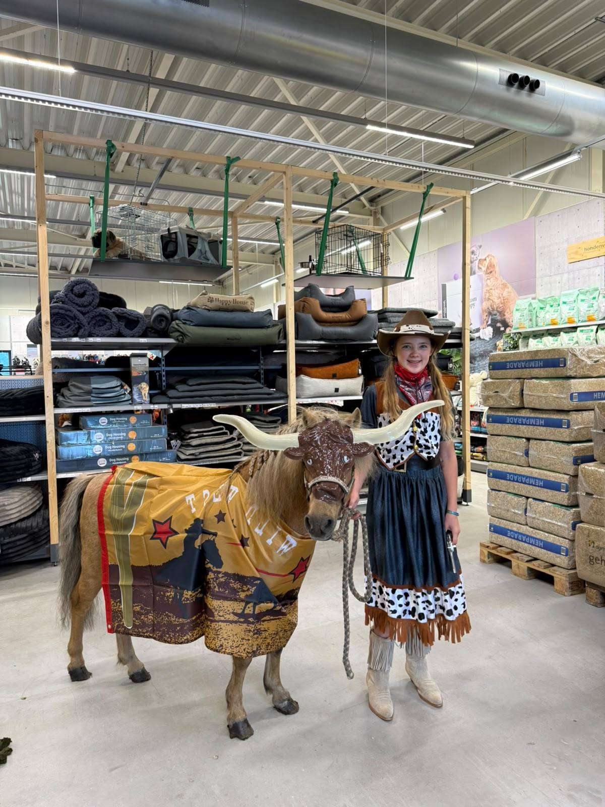 Cowboys te paard trekken bekijks tijdens Dierendag bij Welkoop Putten