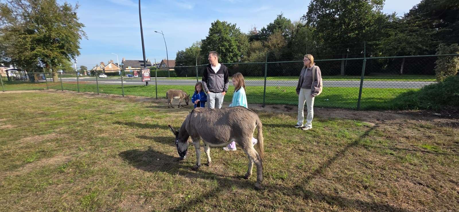 Cowboys te paard trekken bekijks tijdens Dierendag bij Welkoop Putten