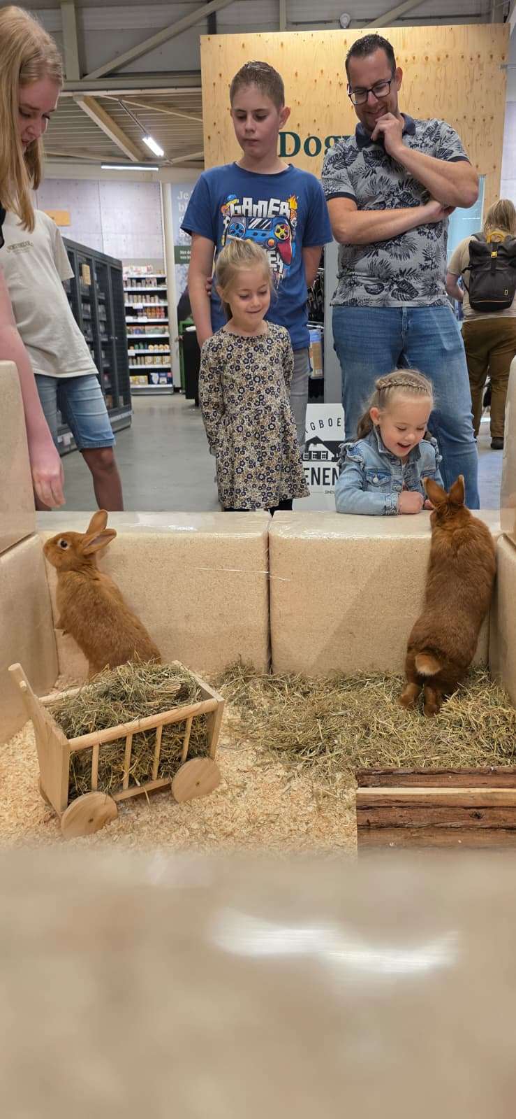 Cowboys te paard trekken bekijks tijdens Dierendag bij Welkoop Putten