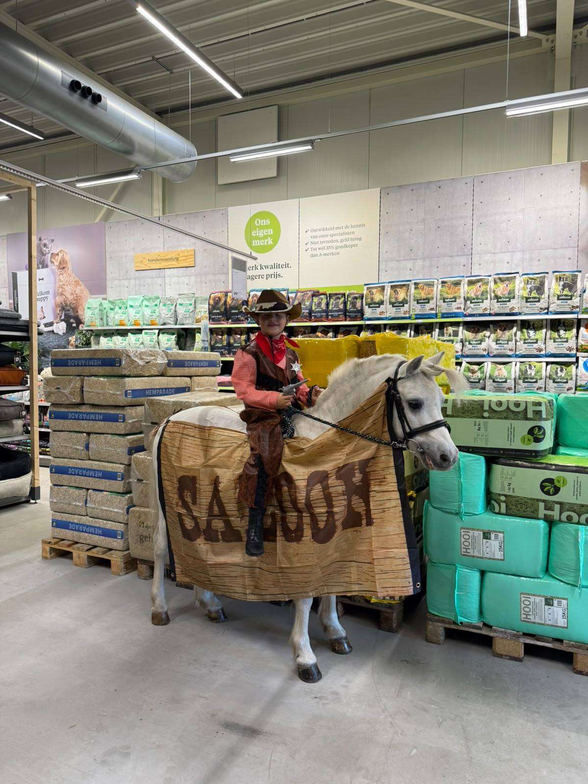 Cowboys te paard trekken bekijks tijdens Dierendag bij Welkoop Putten