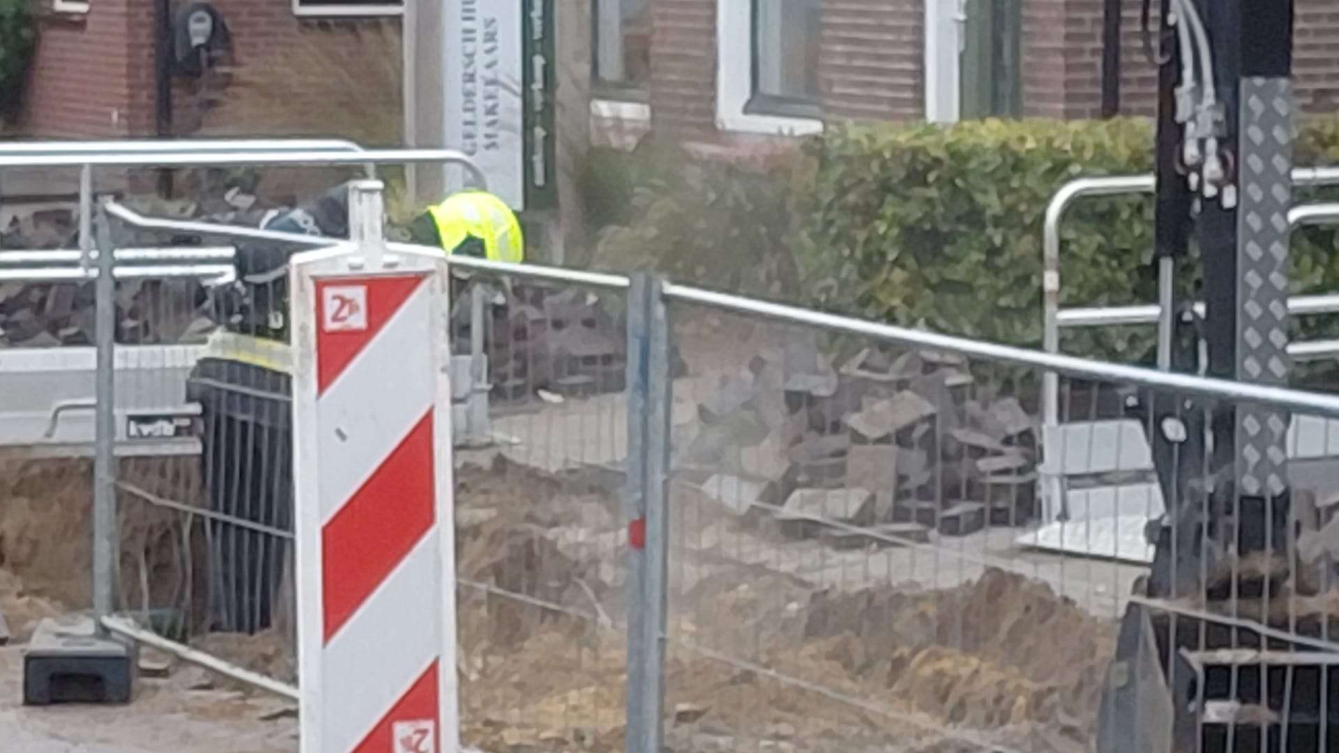 Dorpsstraat afgesloten na gaslek tijdens werkzaamheden