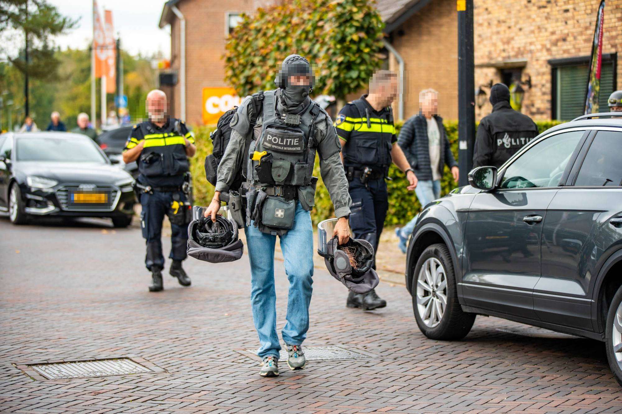 dsi-valt-met-harde-knallen-woning-in-garderen-binnen-man-aangehouden-dorpsstraat-nog-afgesloten