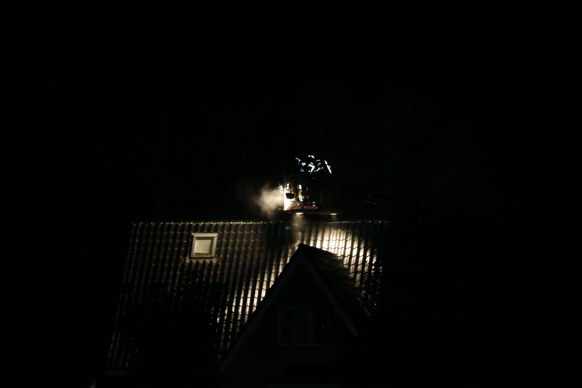Schoorsteenbrand zorgt voor flinke rookontwikkeling aan Oude Nijkerkerweg