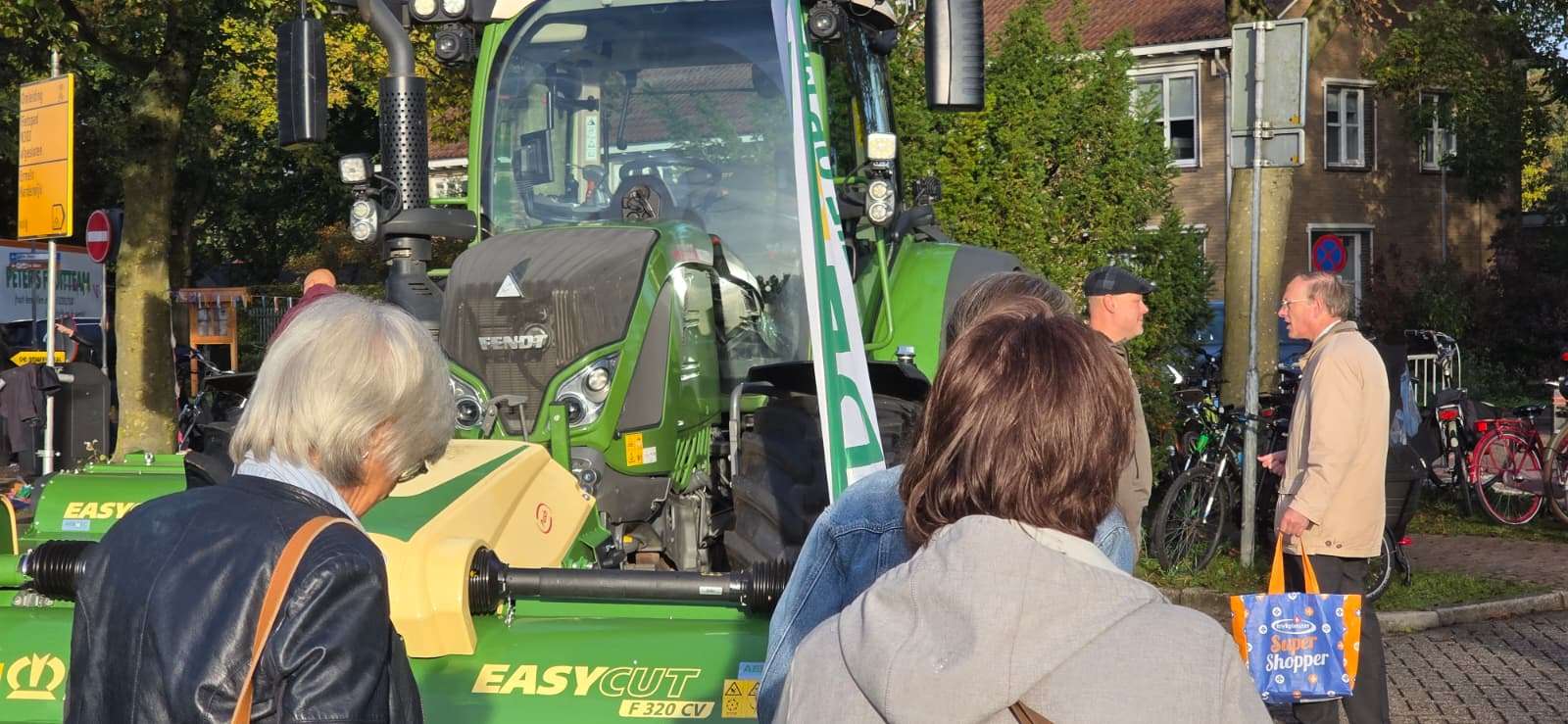Van lekke band tot uitverkochte mopkoeken: Ossenmarkt brengt Putten weer samen