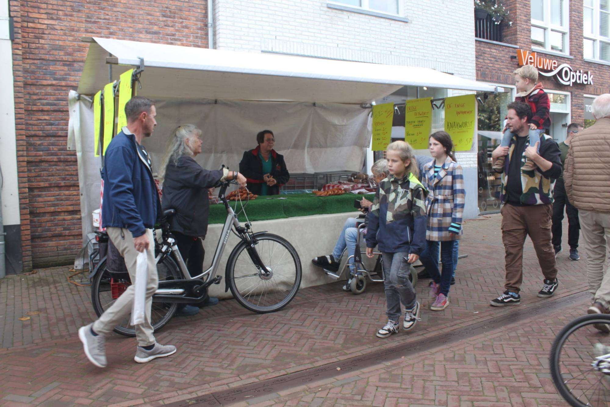Van lekke band tot uitverkochte mopkoeken: Ossenmarkt brengt Putten weer samen